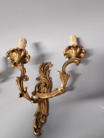 Paire d’appliques en métal doré à deux bras...