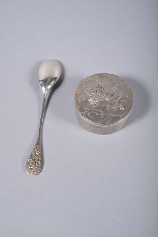 Ensemble en argent comprenant : trois ronds...
