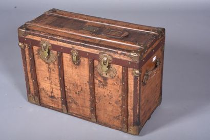 Malle de voyage en bois. Barres de renfort...
