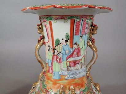 Paire de vases à décor émaillé de la Famille...