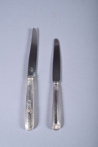 *Ensemble de couteaux en métal argenté comprenant:
-...