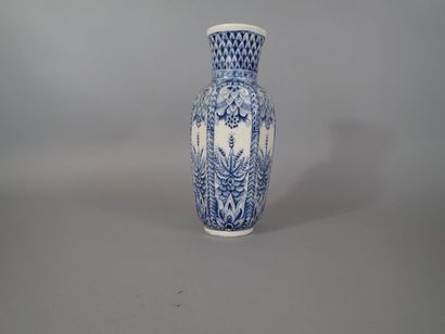 Vase en porcelaine bleue et blanche à pans...