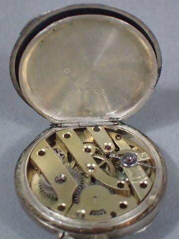 *Montre de col en argent (poinçon au crabe)...