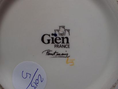 GIEN, vase boule à col en faïence polychrome...