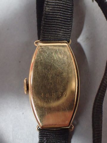 *Montre de dame en or jaune (poinçonnée tête...