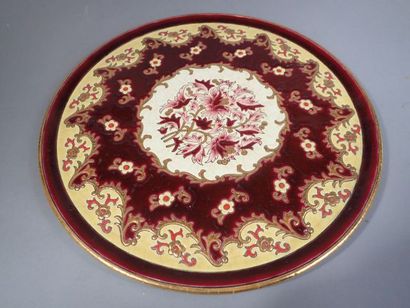 LONGWY. Plat rond en faïence polychrome et...