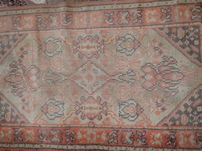Tapis en laine nouée à décor polychrome de...