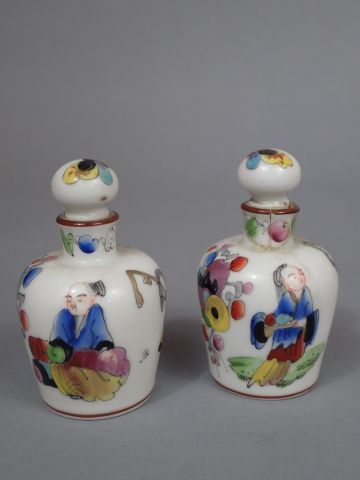 *Deux flacons en porcelaine à décors de personnages...