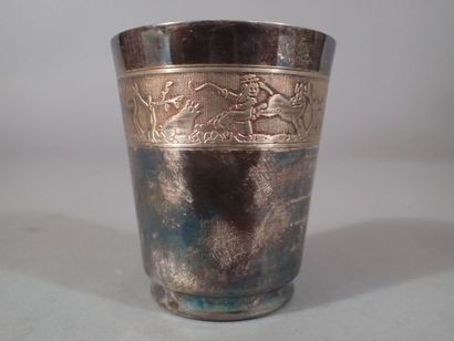 Timbale en métal argenté dans son coffret...