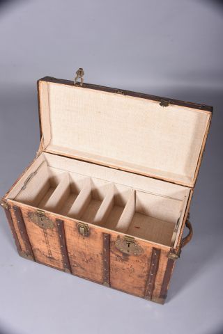 Malle de voyage en bois. Barres de renfort...