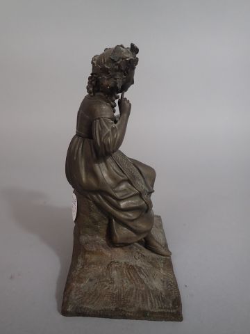 Sujet en bronze figurant une femme vigneronne...