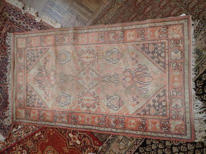 Tapis en laine nouée à décor polychrome de...
