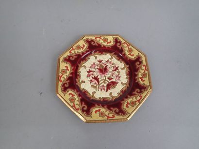 LONGWY. Assiette octogonale en faïence polychrome...
