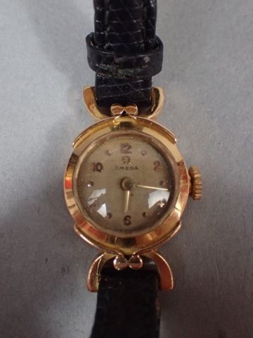 Montre de dame Omega. Boitier en or jaune...