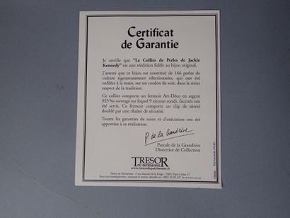 Lot comprenant : un collier de perles réédition...