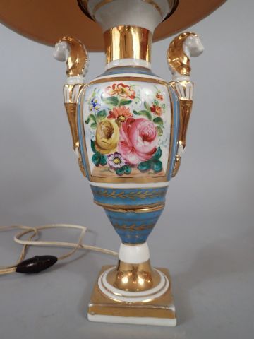 Vase en porcelaine de Paris en forme d'amphore...