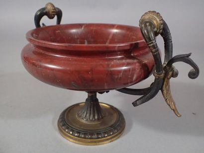 Coupe en marbre rouge reposant sur un pied...