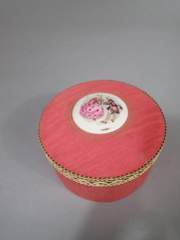 *Boite en carton, tissu rose avec au centre...