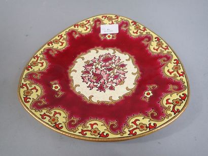 LONGWY. Plat triangulaire en faïence polychrome...