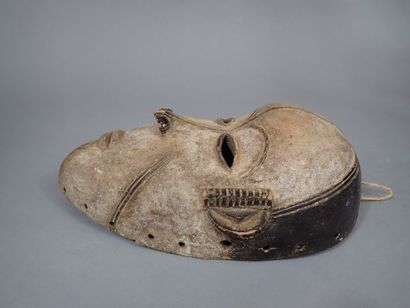 * Masque en bois finement sculpté et recouvert...