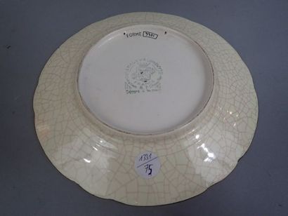 LONGWY. Plat rond en faïence polychrome et...