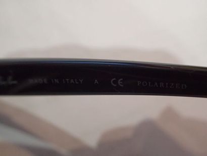 RAY-BAN, paire de lunettes de soleil dans...