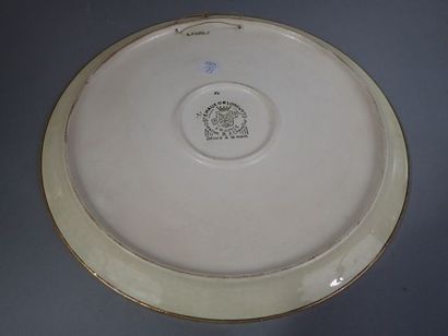 LONGWY. Plat rond en faïence polychrome et...