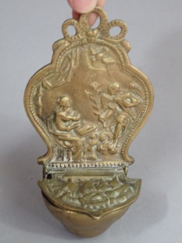 Petit bénitier en bronze à décor de l'Annonciation...