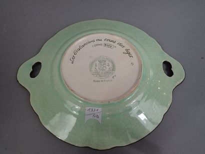 LONGWY. Plat à anses en faïence polychrome...