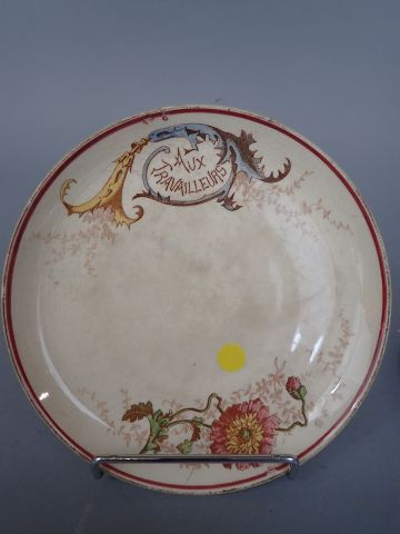 Cinq assiettes en faïence :une de Sarreguemines...