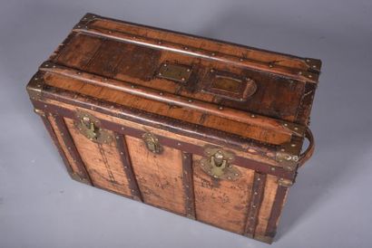 Malle de voyage en bois. Barres de renfort...