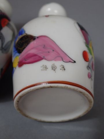 *Deux flacons en porcelaine à décors de personnages...