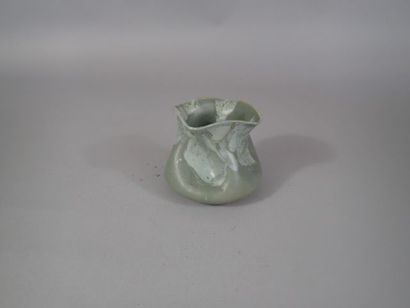 Vase tronconique à bordure en corolle en...