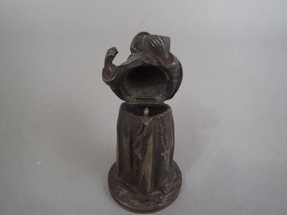 Boîte pyrogène en bronze en forme de moine....