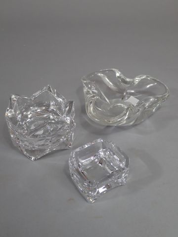 *Trois cendriers en cristal, dont un petit...