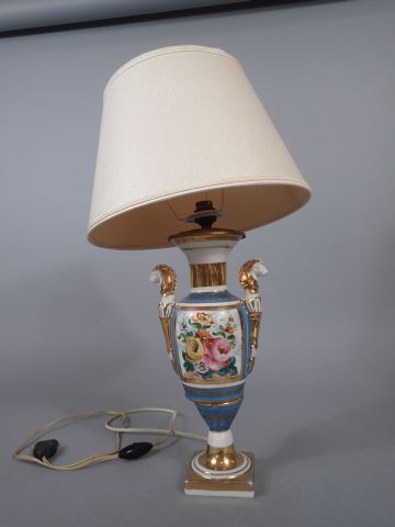 Vase en porcelaine de Paris en forme d'amphore...