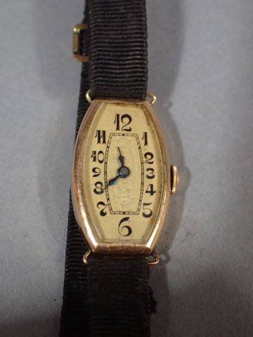 *Montre de dame en or jaune (poinçonnée tête...