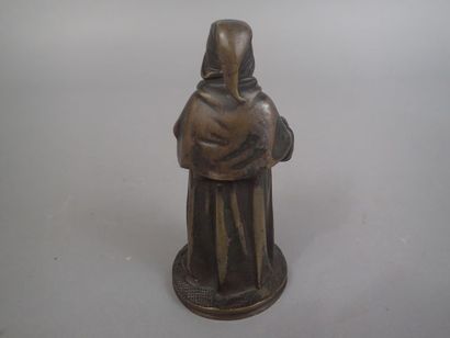 Boîte pyrogène en bronze en forme de moine....