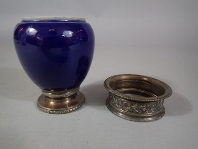 Petit vase en porcelaine reposant sur un...