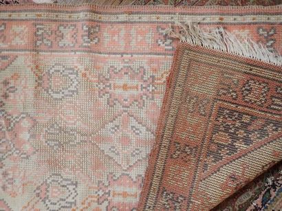 Tapis en laine nouée à décor polychrome de...