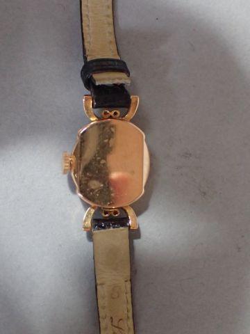 Montre de dame Omega. Boitier en or jaune...