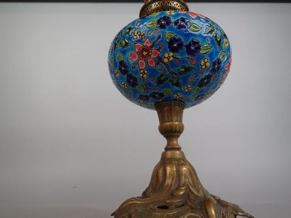 LONGWY. Lampe à pétrole en faïence émaillée...