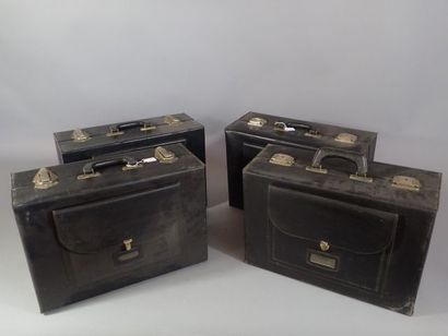 4 valises identiques en cuir noir avec petite...