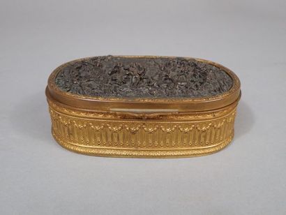 Boite ovale en métal doré à décor sur le...