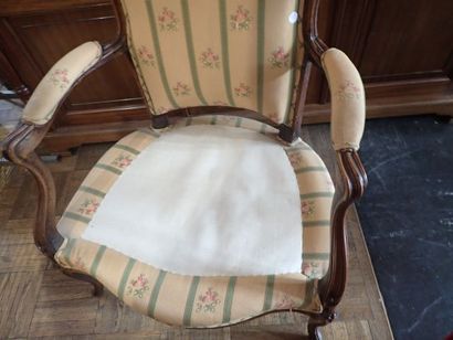 Fauteuil en bois naturel mouluré à grand...