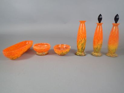 Nécessaire de toilette en verre marmoréen...