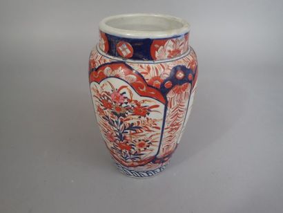 Vase en porcelaine à décor Imari, Japon XIX-Xxème...