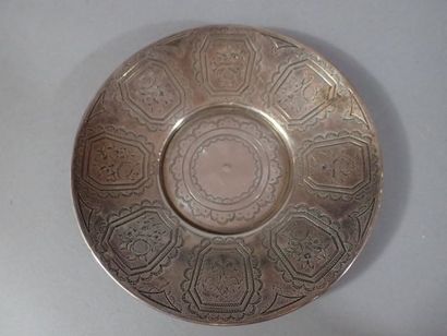 Deux soucoupes en argent : 1 coupelle à fleuriture,...