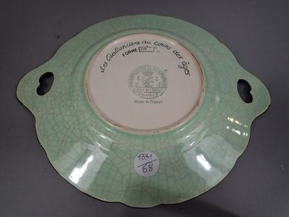 LONGWY. Plat à anses en faïence polychrome...