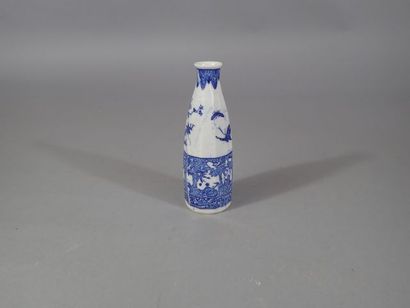 Petit vase à décor imprimé de scènes chinoises...